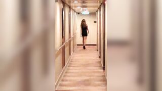 Sexy beauty in high heels runs down the hall of the hotel and shows ass! [gif]