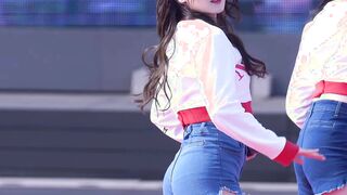 MOMOLAND - Nancy & Hyebin (Hyebin looks at Nancy's butt)