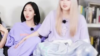 Gfriend Yerin's naughty hand on SinB