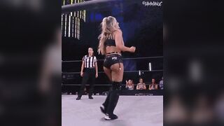 Taynara in the ring