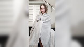 Am I a kawaii potato in blanket or sexy queen?