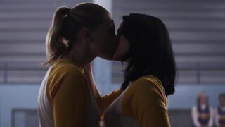 Camila Mendes Kissing Lili Reinhart [Riverdale]