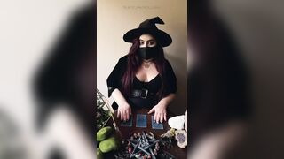 It's witchy Wednesday again my dudes...who wonders what the cards will read?