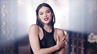 Let's get kinky with Hailee Steinfeld